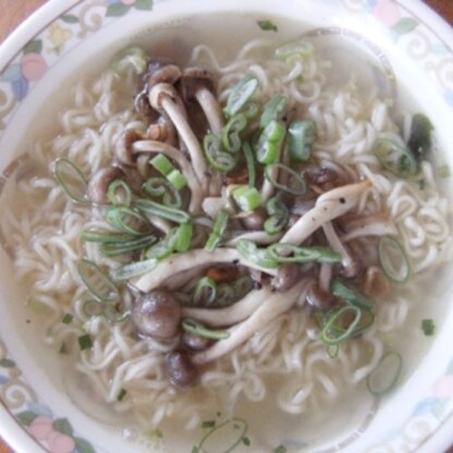 塩ラーメンで作った↑↑↑ニンニクバターなキノコが美味しいです～♪♪♪秋じゃないけど（笑）。ご馳走様でした！連レポに突入します♪